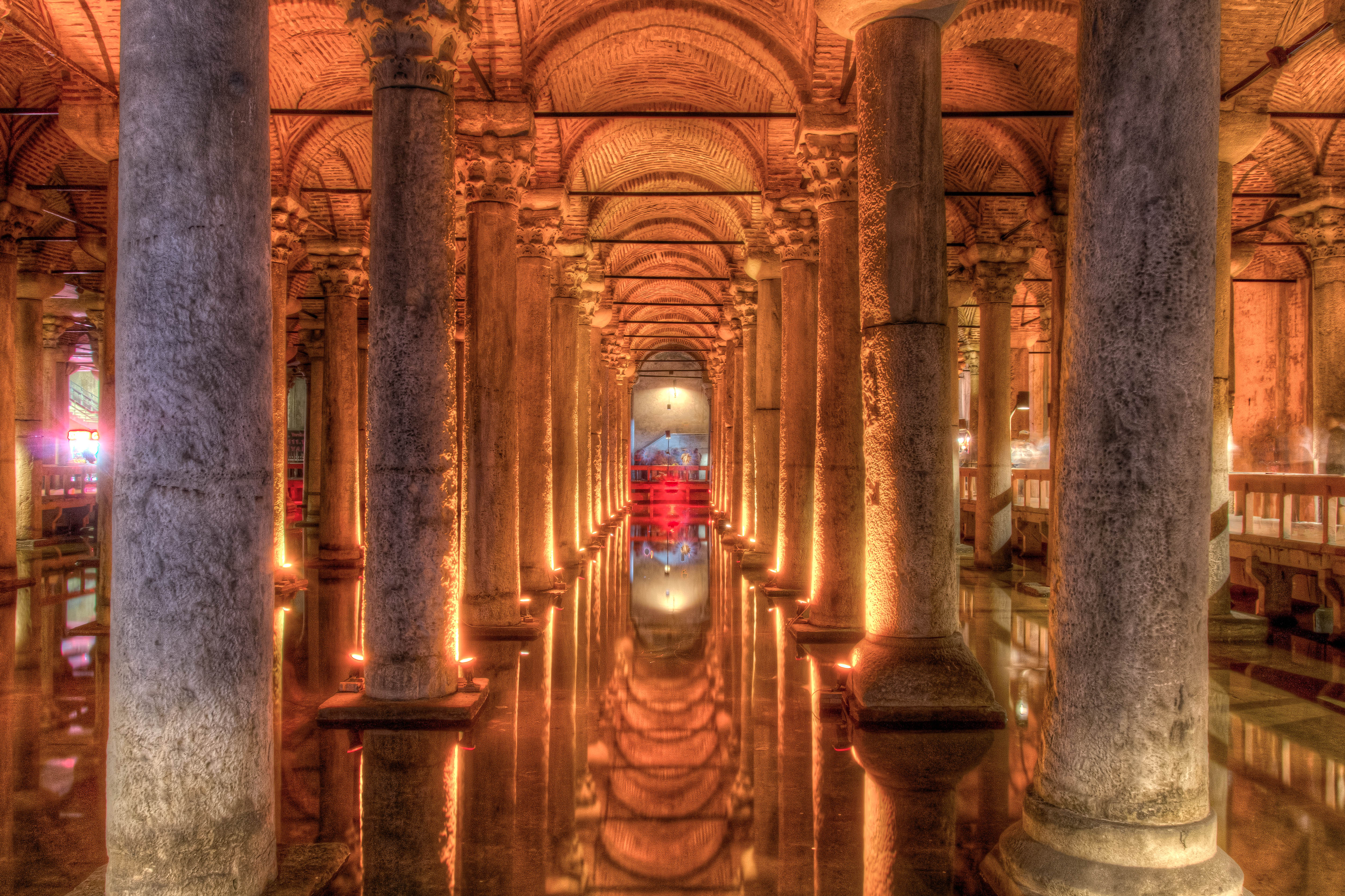 Ночью первым из колонны. Цистерна базилика Турция. Цистерна базилика (Йеребатан). Стамбул подземная базилика Еребатан. Basilica Cistern Стамбул.
